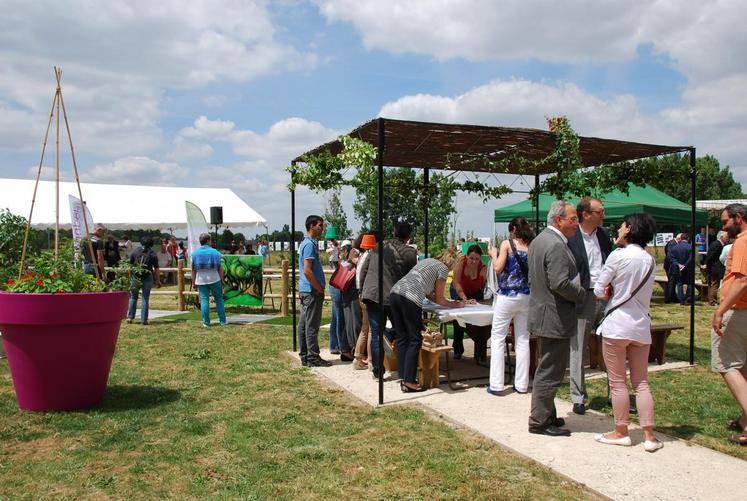 Le 16 juin, à Mont-prés-Chambord. Un parcours sensoriel, créé avec la participation du CFA horticole de Blois, a été inauguré au foyer Les Morines.