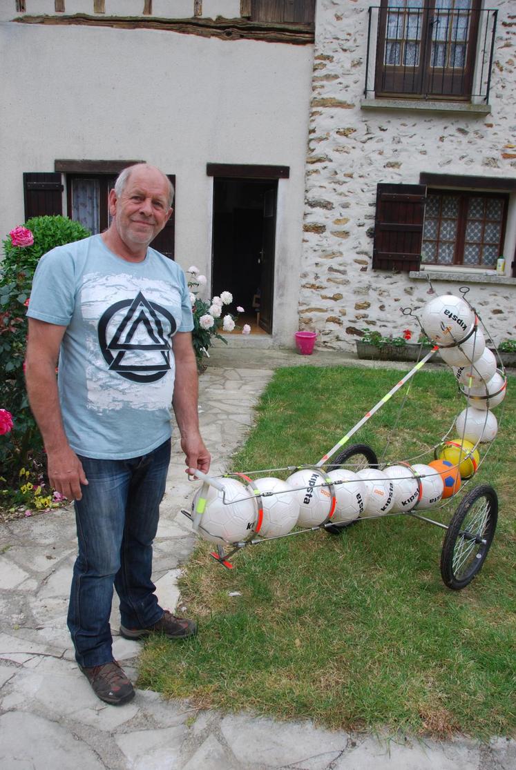 En voyant les enfants porter tristement les filets de ballons, il invente un range-ballons sous forme de chariot qui a reçu la médaille de la Jeunesse et des Sports au concours Lépine.

