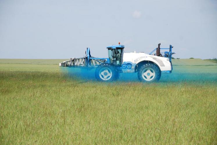 Grâce à la couleur bleue, les exploitants ont pu se rendre compte des traces laissées sur le matériel et les équipements.