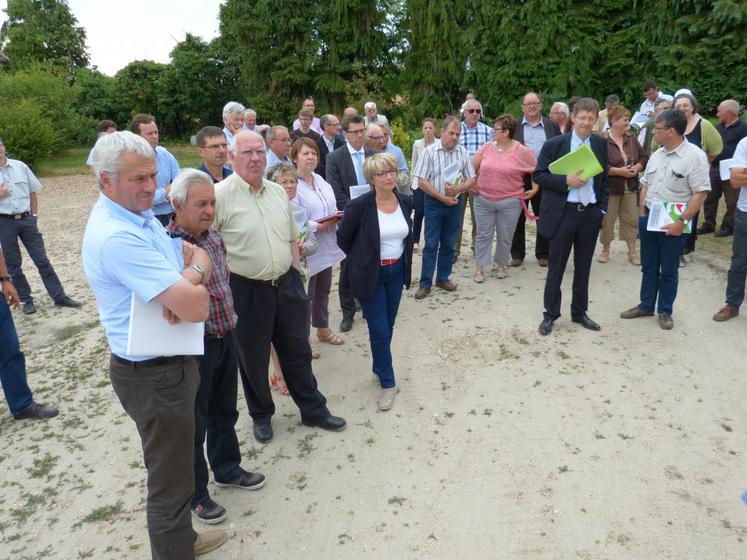 Le 22 juin, à Montrieux-en-Sologne. La visite pré-comice a permis de faire un état des lieux de la situation agricole en Sologne et d’interpeller les représentants de l’État et les élus.