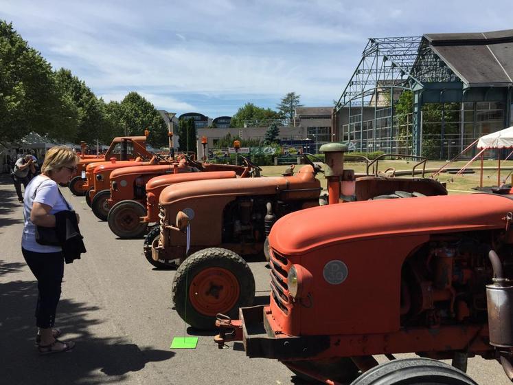 Mainvilliers, le 27 juin. Les collectionneurs présentent leurs tracteurs Renault sur le parking du Compa.