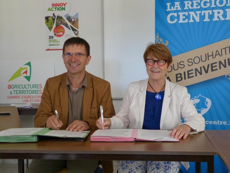 Philippe Noyau de la chambre d’Agriculture, et Marie-Madeleine Mialot, vice-présidente de la région, ont signé la deuxième génération du Cap’filière légumes.