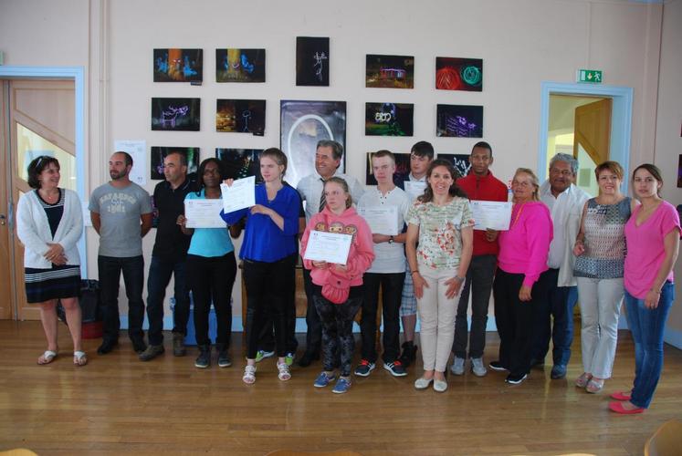 Chailly-en-Brie, jeudi 25 juin. Les stagiaires du Dispeh, entourés de leurs éducateurs et formateurs, posent devant une exposition de photos en lignt peinture pris en photo en pose B.