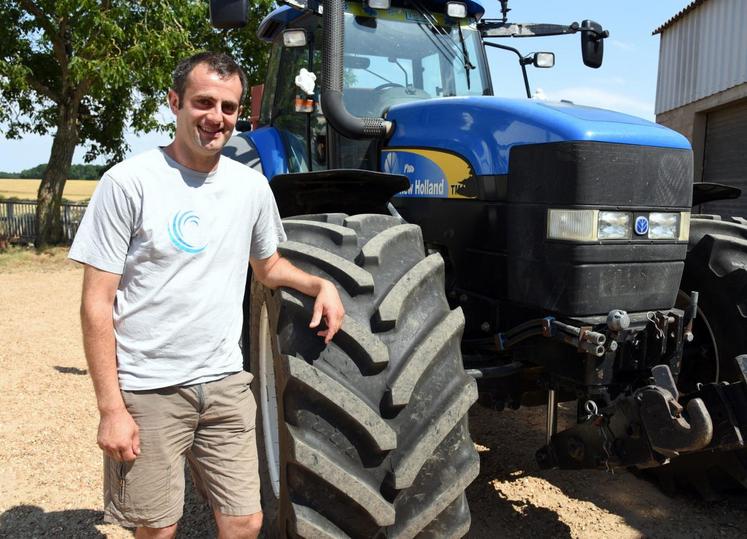 Le 02 juillet, à La Saucelle (Eure-et-Loir). François Francotte fait douze heures de tracteur pour venir travailler en Eure-et-Loir depuis sa Belgique natale.