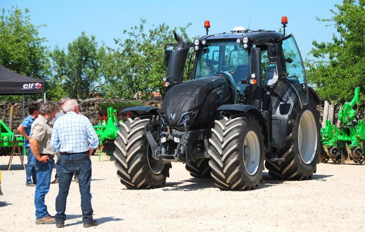 Le 17 juin, à La Bazoche-Gouët. Sortis de leur période de redressement judiciaire, les établissements Delavallée peuvent envisager l’avenir sereinement autour de la nouvelle gamme T4 des tracteurs Valtra.