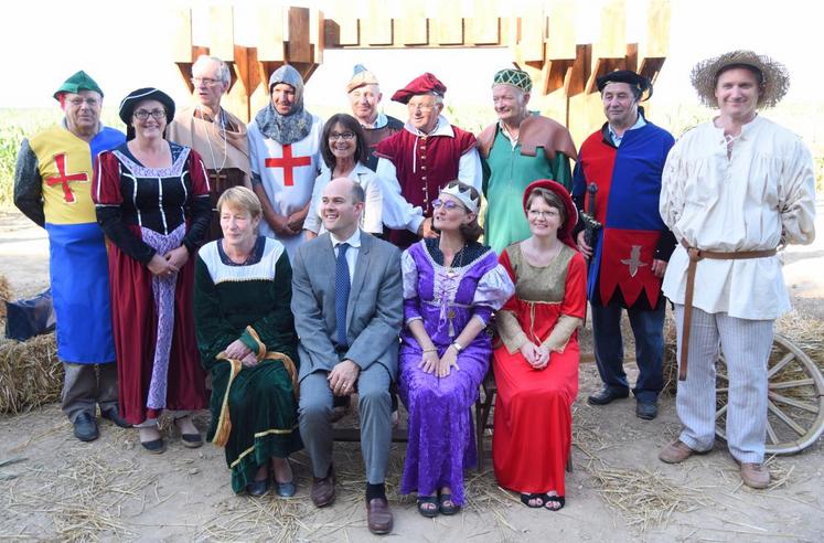 Le 6 juillet, à Saint-Sauveur-Marville. Les élus du territoire ont joué le jeu en revêtant des costumes du Moyen-âge en accord avec le thème de la sixième saison du Labyrinthe du Thymerais, qu’ils inauguraient.