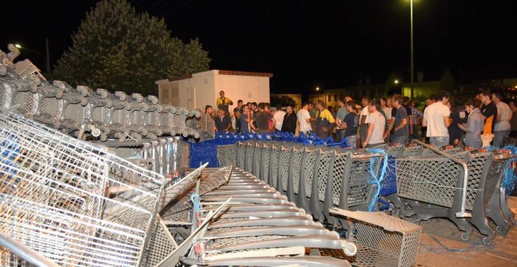 Le 20 juillet, à Nogent-le-Rotrou (Eure-et-Loir). Particulièrement remontés, les éleveurs de la FDSA et JA d’Eure-et-Loir ont manifesté leur colère en entassant les caddies des supermarchés de la ville devant la sous-préfecture.