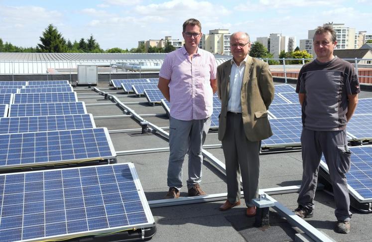 Le 9 juillet, à Mainvilliers (Eure-et-Loir). L’Erea François-Truffaut a été équipé d’une cinquantaine de panneaux photovoltaïques par la région.