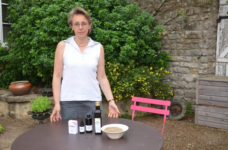 Isabelle Desforges fabrique de l’huile alimentaire et des produits cosmétiques à base de chanvre. 