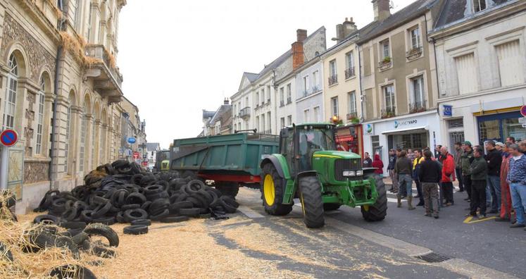 Le 28 juillet à Nogent-le-Rotrou. Les éleveurs de la FDSEA et de Jeunes agriculteurs d’Eure-et-Loir ont investi la ville, organisant un barrage filtrant sur la rocade et le paillage de l’hôtel de ville.