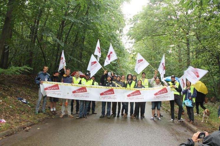 A Sèvres (Hauts-de-Seine), le 26 juillet. Une délégation de JA d’Ile-de-France a mené une action Viande de nulle part au passage de la caravane du Tour de France.