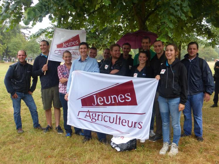 A Sèvres (Hauts-de-Seine), le 26 juillet. Une délégation de JA de Seine-et-Marne a mené une action Viande de nulle part au passage de la caravane du Tour de France.
