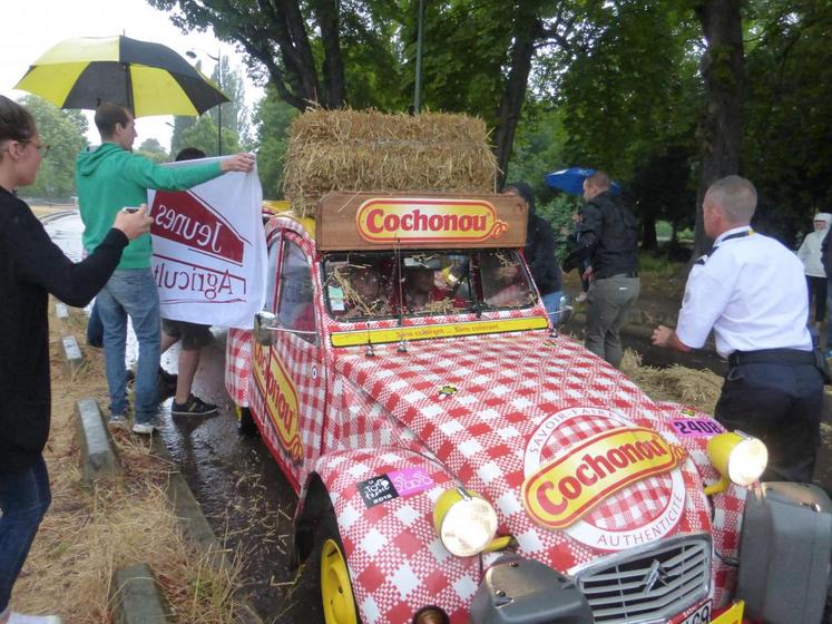 Les JA étaient venus avec des ballots de paille et des stickeurs « Viande de nulle part » et ont pris à parti les véhicules Cochonou.