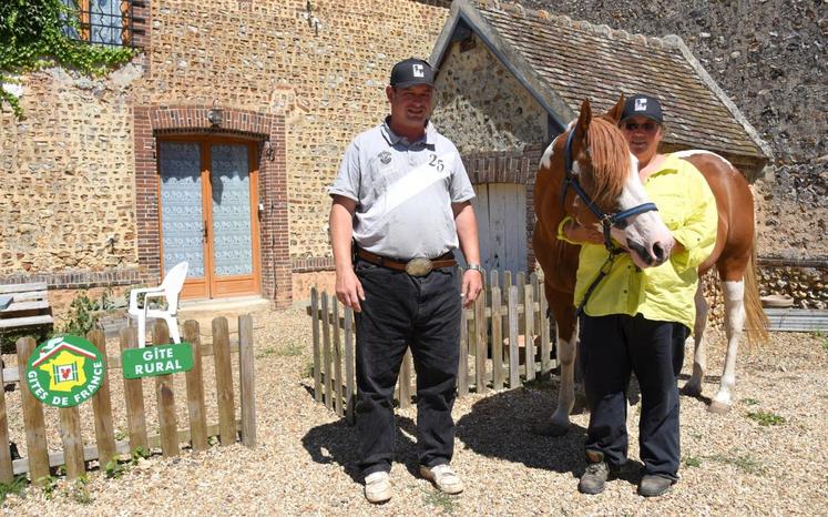 Le 6 juillet à Montigny-sur-Avre. Aude et Emmanuel Dodart proposent un gîte au cœur de leur ferme équestre où ils élèvent des chevaux paint horse.