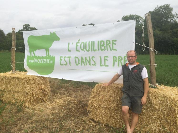Le 9 août, à Cellé. Cyril Beautru, éleveur de bovins, participe à l’opération La vache verte organisée par la CNE.