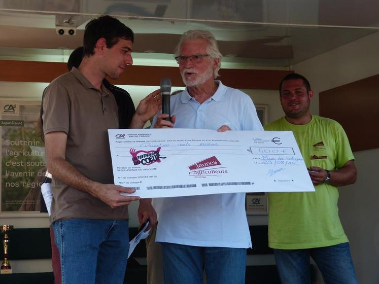 Guillaume Gonet (à g.), président de JA 41, a remis un chèque de 400 € aux Restos du cœur : il s’agit des bénéfices de la récolte du semis solidaire.