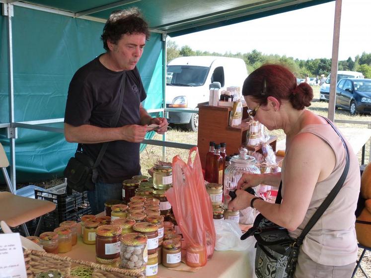 Les visiteurs ont profité d’un marché de producteurs locaux : miel, vins, charcuteries, confitures, fromages...