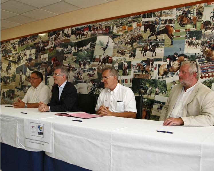 Le 11 juillet, à Lamotte-Beuvron. La FFE et le conseil régional ont signé un partenariat pour l’expérimentation d’un outil de valorisation des itinéraires équestres.
[crédit photo : FFE-PSV]