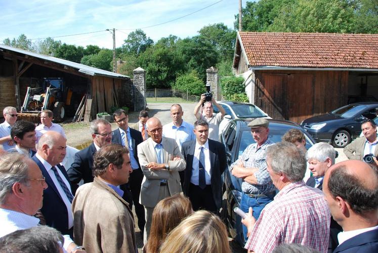 Neufmoutiers-en-Brie, mercredi 26 août. Répondant à l’invitation de la chambre régionale d’Agriculture, de la FRSEA et des JA Ile-de-France, respectivement présidés par Hervé Billet, Damien Greffin et Frédéric Lepesme, Jean-François Carenco est accueilli sur l’exploitation laitière de Franck Sendron.