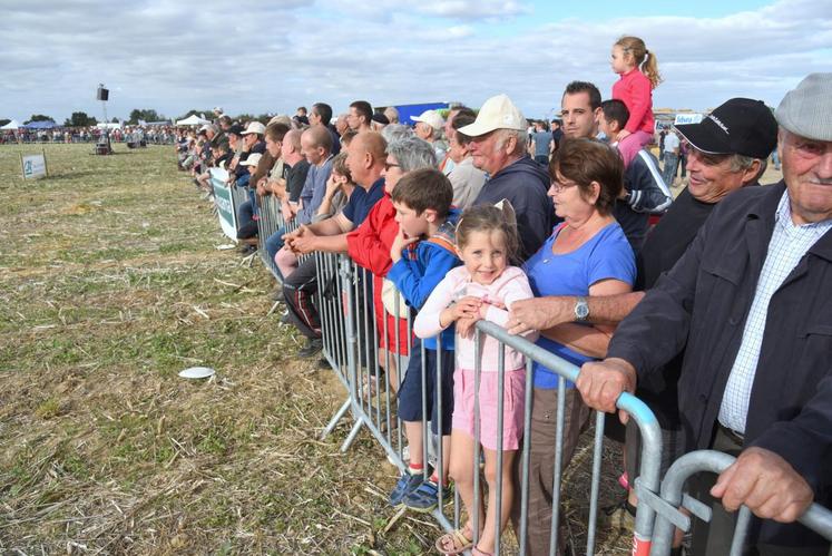Le 6 septembre à Arrou. C’est un public familial qui vient assister aux manches du moiss’batt’cross. Près de quatre mille personnes se sont réunies autour du circuit.