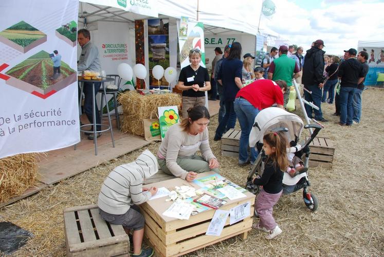 Une activité ludique pour les enfants — le coloriage — était proposée sur le stand de la chambre d’Agriculture.