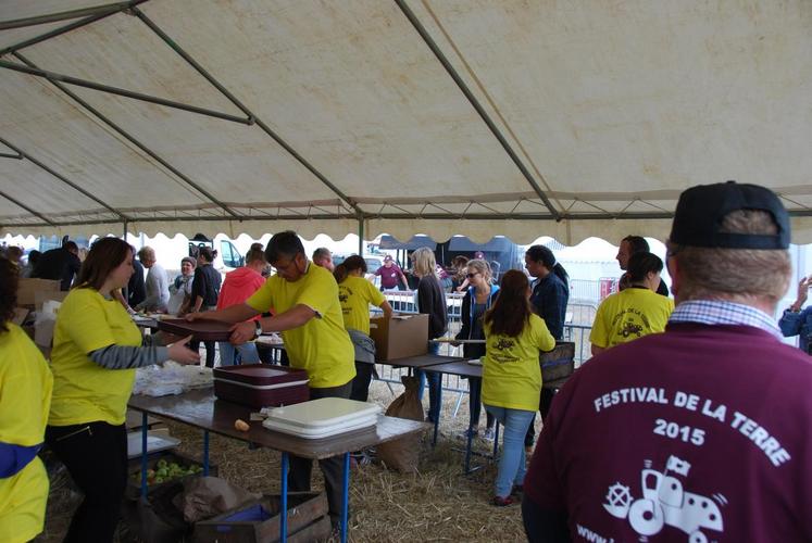 Encadrés par leurs formateurs, cinquante élèves scolarisés à la Maison familiale et rurale du Gâtinais à Souppes-sur-Loing, reconnaissables à leur tee-shirt jaune, aidaient les JA 77 sur le site, comme ici au service du plateau du terroir, et proposaient différentes animations — tracteurs à pédale, maquillage, chamboule-tout…