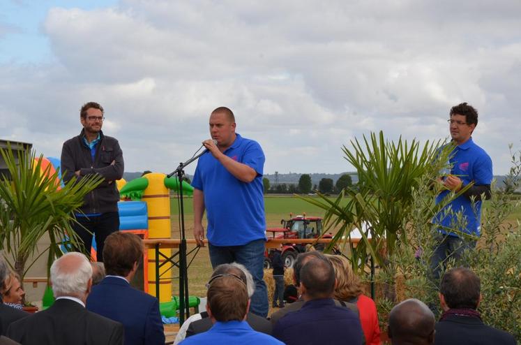 Sagy (Val-d’Oise), le 6 septembre. Les Jeunes agriculteurs d’Ile-de-France ont inauguré le Festival de la terre. De gauche à droite, le président Alexandre Ruèche, Julien Sarazin et Pierre Bot.