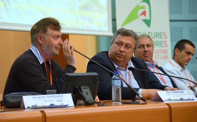 Le 14 septembre, à Chartres. Invité des quatrièmes Universités du soir de la chambre d’Agriculture, le chercheur Jacques Gasquez (à g.) craint que la diminution des herbicides favorise la résistance des adventices.