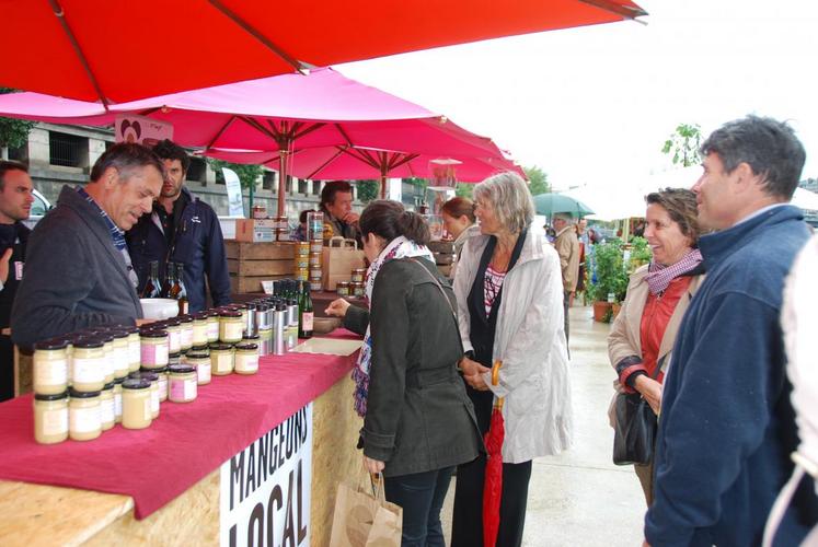 Paris, samedi 12 septembre. Les officiels ont fait une halte sur le stand de Patrice Boudignat. 