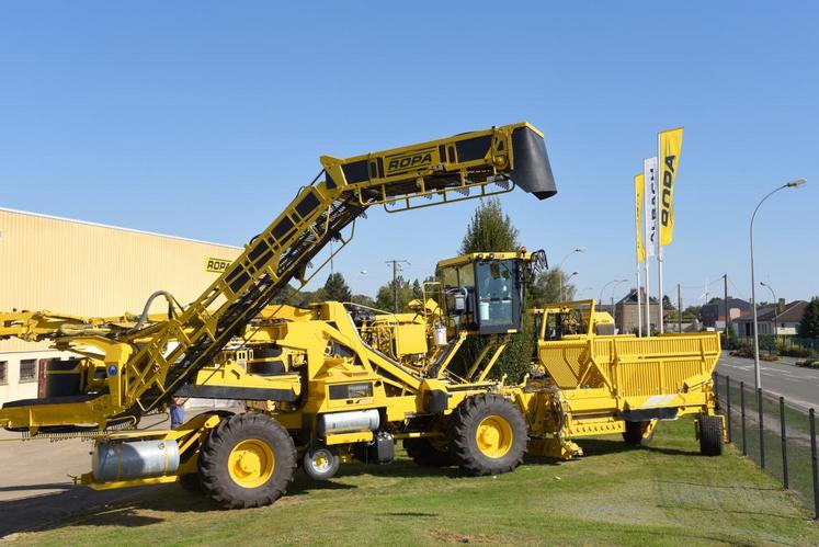 Le 10 septembre, à Janville. Les impressionnantes machines jaunes de la marque allemande Ropa, qui ressemblent un peu à des « Transformers », sont désormais bien visibles.
