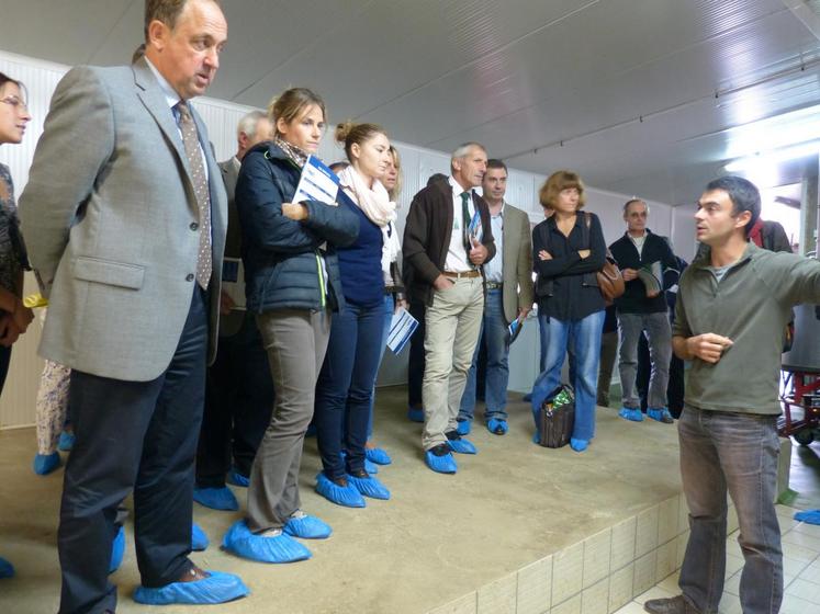 Le 18 septembre, à Muides-sur-Loire. Les personnalités présentes pour la signature du Cap’filière bovins lait deuxième génération ont visité la ferme du Croc du Merle.