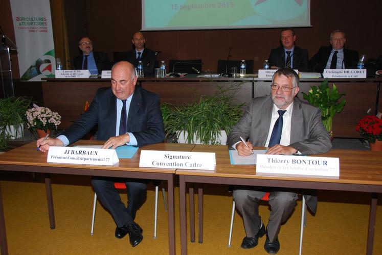 Le Mée-sur-Seine, mardi 15 septembre. Le président du conseil départemental, Jean-Jacques Barbaux, et le président de la chambre d’Agriculture de Seine-et-Marne, Thierry Bontour, signent une nouvelle convention cadre.