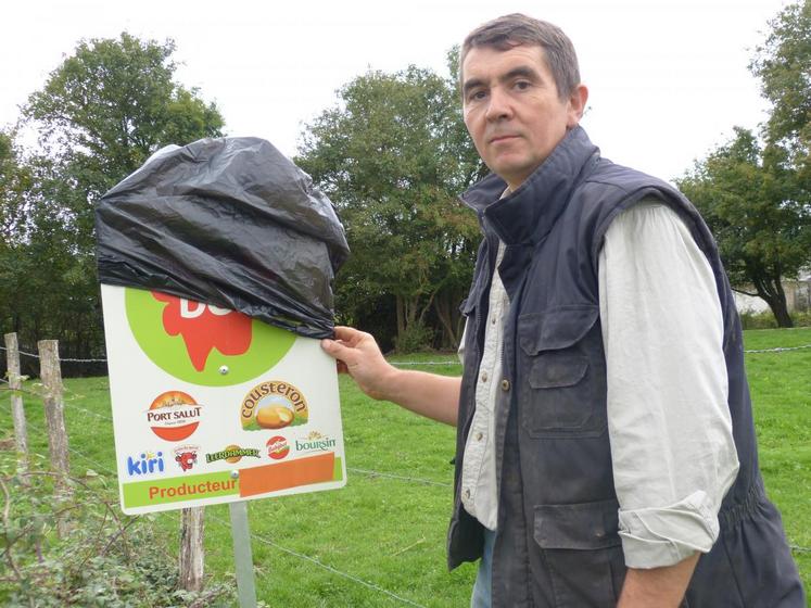 Alexis Descamps, administrateur de l’APBO, invite les producteurs livrant pour Bel à masquer leur panneau, symbole de leur partenariat avec l’entreprise.