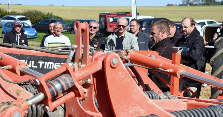 Le 29 septembre, à Illiers-Combray. Toutes les caractéristiques des outils de déchaumage Kuhn ont été dévoilées aux agriculteurs présents.