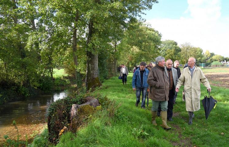 Le 6 octobre, près d’Arrou. L’inauguration des travaux du Smar* Loir 28 a été, pour les élus, l’occasion d’une petite promenade entre deux averses sur les rives restaurées de l’Yerre.