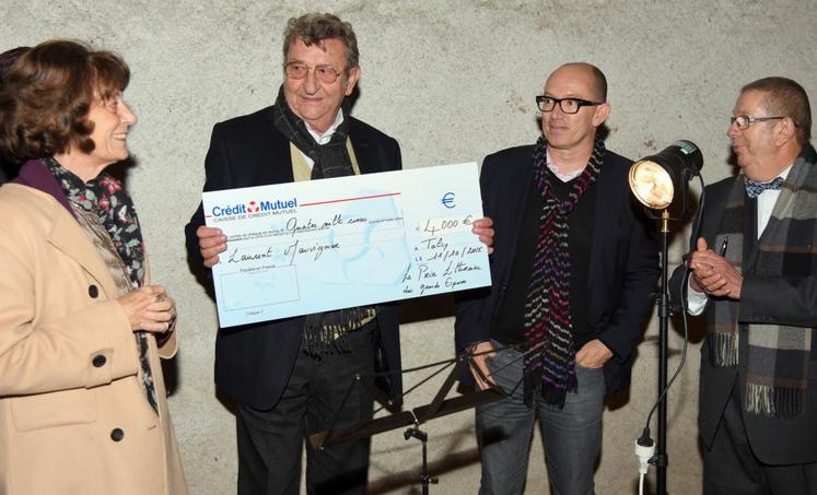 Le 11 octobre, à Talcy (Loir-et-Cher). Le Prix des Grands espaces — appelé prix Maurice-Dousset — a été remis à Laurent Mauviniers (2e à d.) par l’écrivain Jean-Claude Ponçon.