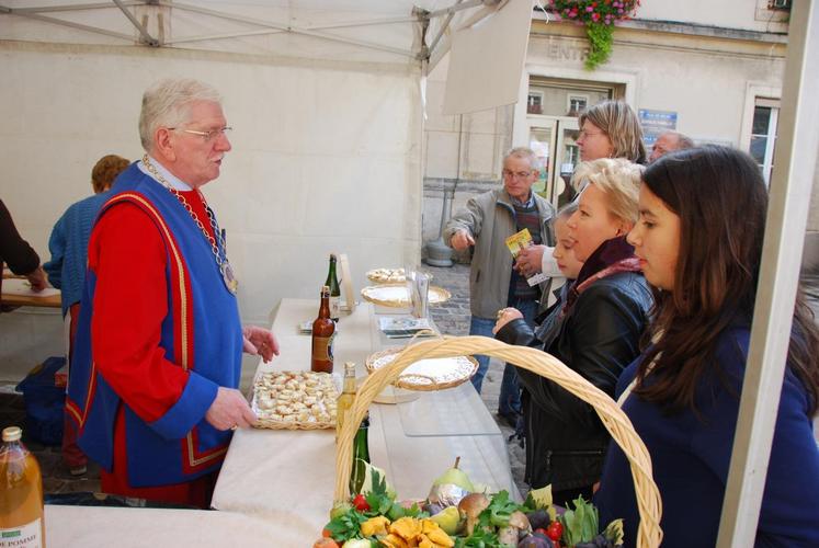 Melun, samedi 3 octobre. Les visiteurs, anonymes comme élus — à l’instar de Valérie Pécresse — de la Fête du brie de Melun, ont fait une halte sur le stand de l’ambassade des confréries d’Ile-de-France où le brie de Melun jouait la vedette.