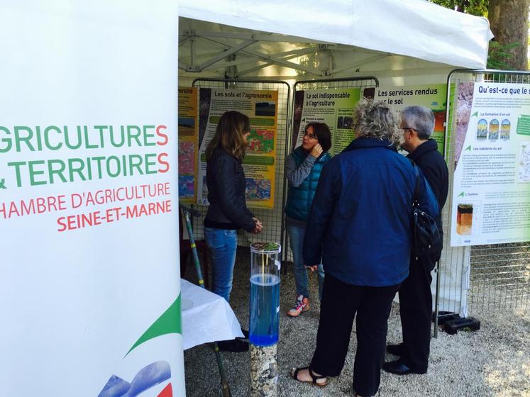 Dans le cadre du festival « Sol en vie », la chambre d’Agriculture, installée dans les jardins de l’hôtel de ville, présentait de manière pédagogique la structure des sols.