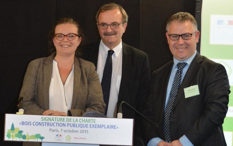 Paris, le 7 octobre. La vice-présidente du conseil régional Corinne Rufet, le préfet de région Jean-François Carenco et le président de Francilbois Sébastien Meha ont signé tous trois la charte « Bois construction ».