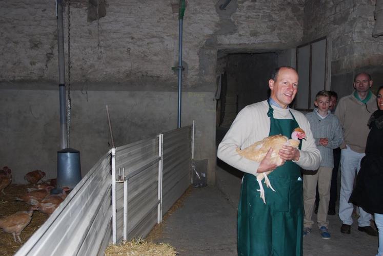 Guercheville, La ferme des Tuiles. Franck Chardon, un volatile dans les bras, présente son élevage. 