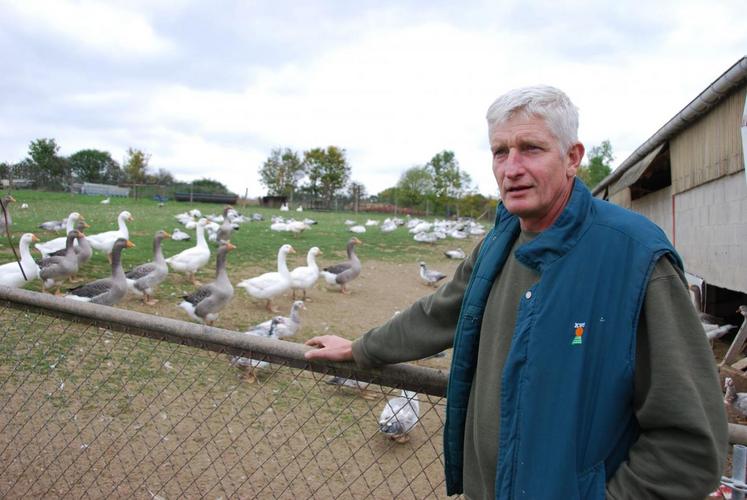 Nonville, ferme de La Nozaie. Après une présentation de l’élevage avicole et ovin, Marc Plouvier et son épouse Christine proposent une démonstration avec l