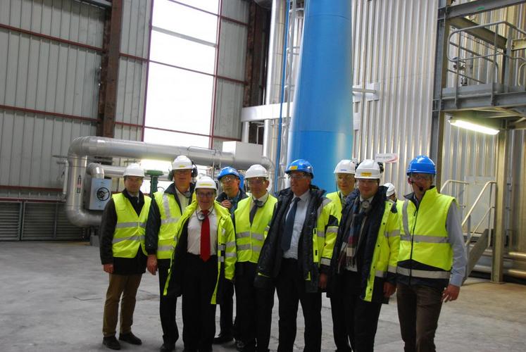 Corbeilles-en-Gâtinais, jeudi 15 octobre. Guidés par François Beerné, responsable du site de Corbeil-en-Gâtinais de Cristal union, la délégation officielle à visité les installations et plus particulièrement la chaudière et l’atelier de déshydratation des pulpes. 