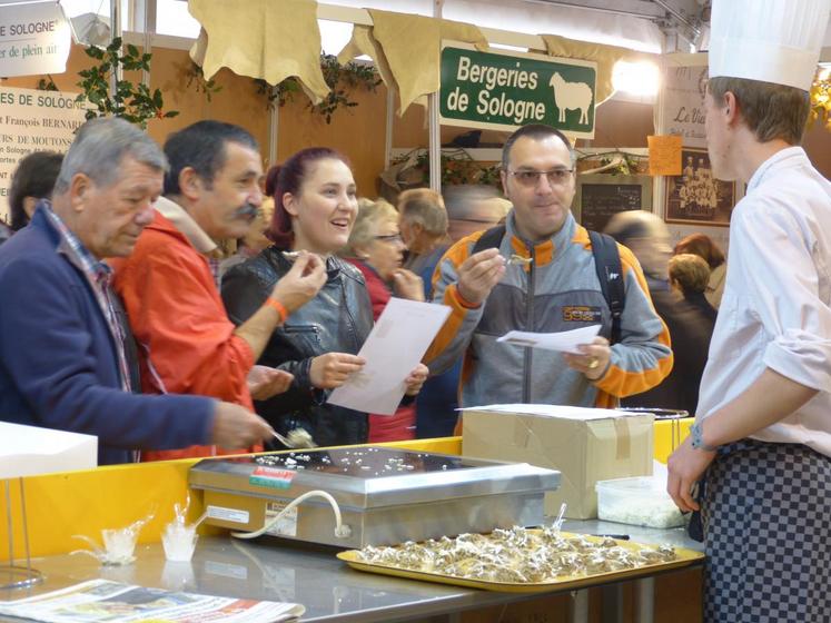 Les visiteurs ont pu déguster les recettes des cuisiniers de l’association Cuisine en Loir-et-Cher sur le stand de la marque C du Centre.