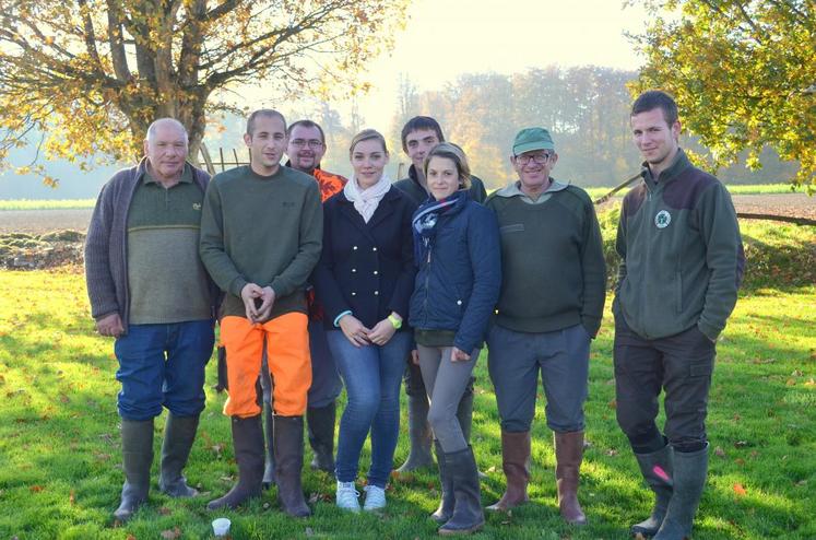Le 17 octobre, à La Gaudaine. Les membres de l’association des Jeunes chasseurs d’Eure-et-Loir, présidée par Sophie Caré (3e à d), se retrouvent régulièrement pour chasser ensemble.