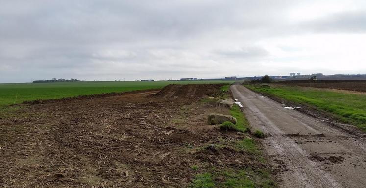 À Gonesse (Val-d’Oise), le 6 novembre. Les premiers travaux liés au futur bus à haut niveau de service ont débuté en plein champ dans le Triangle de Gonesse où le projet EuropaCity doit voir le jour. 