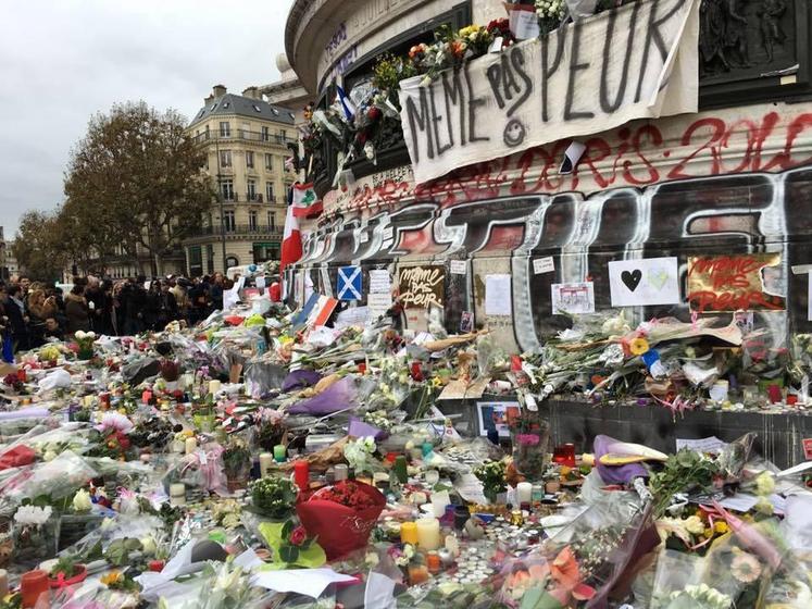 Paris, le 16 novembre. Des centaines de personnes se sont rassemblées place de la République pour rendre hommage aux victimes des attentats du 13 novembre. Les élus locaux franciliens ont eux aussi apporté leur soutien dans diverses communications.