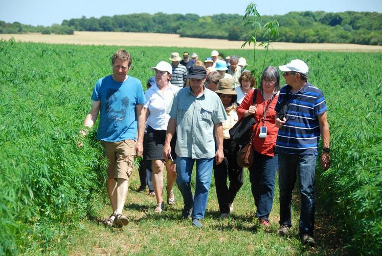 Le 26 juin, à Villiers-Saint-Orien. L’opération « La ferme ? C’est le moment de l’ouvrir ! » a été pour certains l’occasion de découvrir la culture du chanvre.