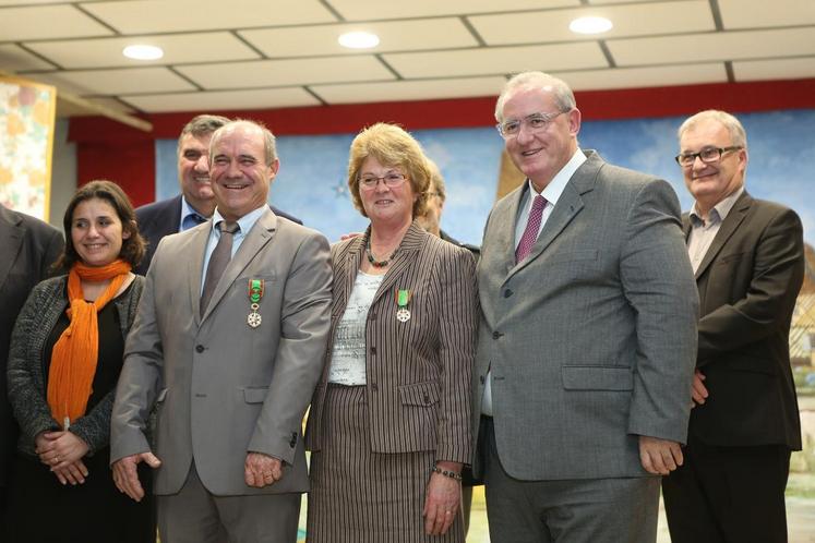 Mondoubleau, le 21 novembre. Chantal et Jacky (à g.) Pelletier ont reçu des mains de Maurice Leroy (à d.), le président du conseil départemental, une médaille dans l’Ordre du Mérite agricole. (PHOTO : NDerré)