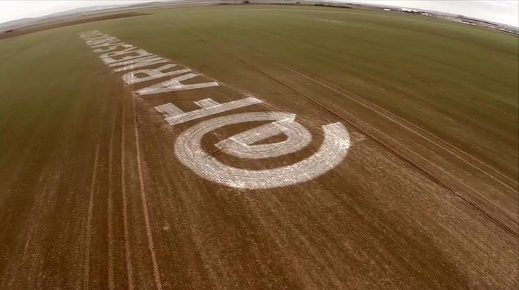 Aux abords des pistes de l’aéroport Charles de Gaulle, le message @Farmers and Cop 21 mesure deux cent soixante mètres de long et est visible de tous les avions à l’atterrissage. 