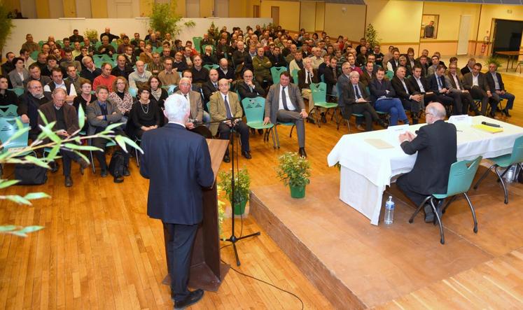 Le 1er décembre, à Bonneval. La salle des fêtes est pleine pour la première assemblée générale de la coopérative agricole Bonneval Beauce et Perche après sa fusion.